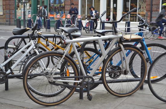 去年のおわりに、自転車屋のおじさんが亡くなった。 家の近くにあった自転車屋のおじさんには、 小さな頃から、お世話になっていて、 パンクになると、いつもおじさんに 修理してもらっていたのを思い出す。 こどもの頃に見たおじさんの手は、 大きくて、ゴツゴツしていて、黒く汚れていた。 そんな手で、水の入った容器に、 チューブをクルクルと回しながら、 どの場所に穴があいているのかを確認していた。 穴のあいている場所では、泡がブクブクとするのだ。 「こうやってパンク修理するんだ」と こどもの頃は丸椅子に座りながら見ていた。 仕事をはじめると、自転車に乗る機会も少なくなり、 それと並行して、おじさんにお世話になる機会も減った。 それでも犬の散歩をするときに、 お店の横を通るのだが、 お店が開いているときは、必ず挨拶をしていた。 何を話すでもなく、 お店の奥でテレビを観ているおじさんに、 「こんにちは」「こんにちは」 「こんばんは」「こんばんは」 それ以外には何もない、ただの挨拶だ。 でも、おじさんが亡くなって、 奥さんがおそらくシャッターに貼ったであろう 「閉店します　店主」の張り紙を見て、 このただの挨拶が、 ただの挨拶ではないことに気がつく。 ぼくは、見守られていたんだ。 小さな頃から、ずっとね。 なくなることで、 そんな小さなありがたいことに気がつくのだ。 人間っているのは、 今日も、明日も、明後日も、いい１日を。 おじさん、お元気で。またどこかで。