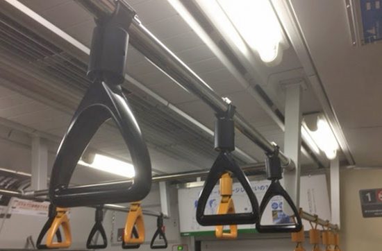 満員電車で会社に通うのは、とてもつらい。 できれば、避けたいものですが、 多くの学校や会社が、9時頃からはじまるのであれば、 時間がかぶってしまうのも、仕方がありません。 ほんとうに混んでいる満員電車の中では、 本をこっそりと読むことができなければ、 携帯電話を見ることもできません。 なかには、前の人との隙間ゼロの中で、 ポコポコやっているいる強者も存在しますが、 ほとんどの人は、お手上げならぬ、 手もあげられない状態です。 本は読めない、携帯電話も見られないなかで、 外を眺めたり、車両広告を見上げる以外に、 満員電車を楽しむ方法がないかと観察していると、 みっけたのです。つり革につかまる人の手を。 つり革につかまる人の手が、 何ともバリエーションに富んでいるではありませんか。 つり革の種類は、△と○のかたちがあります。 きっと、最初に頭に浮かぶ標準的なつかまり方は、 つり革の△や○の、下の部分を握って、 手がグーの形になるようなものですよね。 でも、よく観察してみると、それ以外にも 百人百様のつかまり方があるのです。 「そんなところを握る？」 「その手の形は、何を意味してるの？」 ユニークな電車のなかで見かける手を、 名付けて「でんしゅ」として、 これから、ご紹介していきます。 満員電車に乗る機会がある方は、 ぜひ、隣の人や、周りの人の、 つり革につかまる手を見てみてください。 つり革につかまるひとは、 混んでいる電車でないと遭遇できません。 なぜなら、電車が空いていれば、 座席に座れたり、つり革をつかわずに ドアや、座席の脇によりかかって、 体を安定させることができるのです。 混んでいて、つらい場所にだけ、 「なんで、そんな握り方するの？」 な手があるのです。 それでは、今日も、明日も、明後日も、いい１日を。 苦痛の中にも、何かおもしろいものがある．．．かも。 [alert]感想を送る[/alert]