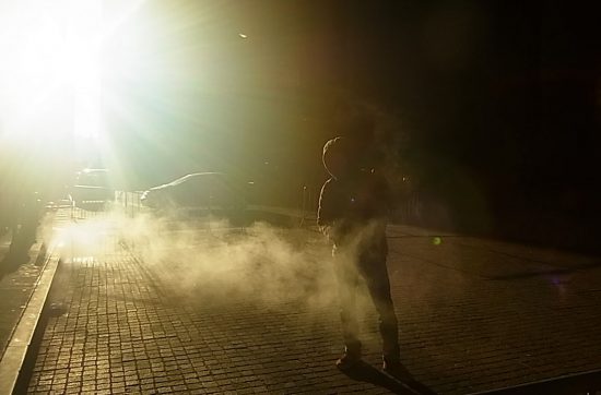 ニューヨークのグラッフィクデザイナー ステファン・サグマイスター（Stefan Sagmeister）が 日本での研究休暇中に階段から落下して 腕にひどい痣（アザ）ができてしまった。 That Japanese staircase really did give me a tattoo. But: What is it? Please write ideas! Stefan Sagmeisterさん(@stefansagmeister)が投稿した写真 - 2017 2月 4 8:01午後 PST 痛々しいアザですね。 でも、この最悪な状態をユーモアで乗り越えるのが、 クリエイティブなステファン。 ステファンが、Instagramで「このアザ、何に見える？」 「みんなのアイデアを教えて」と投稿をしたところ、 みんなのアイデアが、たくさん集まってきました。 これまでのみんなのアイデアは 「ステファン・サグマイスターの痣 その１」をご覧ください。 Some evenings I like to stay in and talk to my bruise. She good. Female companion designed by @roberthodgin Stefan Sagmeisterさん(@stefansagmeister)が投稿した写真 - 2017 2月 9 2:02午後 PST 「芸者さんにも見えた」というではありませんか。 確かに、芸者にも見えてきました。 でね、ぼくも何に見えるかのアイデアを考えて、 自分のInstagramに載せてみた。 題して「坂本龍馬」ぜよ。 @stefansagmeister got this bruise of stair in Japan. I discovered Ryoma Sakamoto in his arm. Ryoma is the most favorite historical character in Japan. Stefan, welcome to Japan. I want to meet you. #坂本龍馬 Hiroshi Masudaさん(@masderpiece)が投稿した写真 - 2017 2月 9 2:49午前 PST どうですか？ なんとなく、見えてきましたか？ すると、なんと、なんと、なんと、 ステファンが紹介をしてくれました（笑）。 Just as I was getting cozy with the geisha, this master swordsman appears.... @masderpiece writes: I discovered Ryoma Sakamoto in your arm. Ryoma is the most favorite historical character in Japan. #坂本龍馬 Stefan Sagmeisterさん(@stefansagmeister)が投稿した写真 - 2017 2月 10 2:41午後 PST 「this master swordsman（剣豪）が現れた」 見た人のコメントの中には、 「もし、これら（ステファンのアザに対するアイデア）が 本として出版されることになったら、買うだろう」 なんてものもあります。 不慮の事故による痛々しい傷が、 みんなのアイデアの力で出版化されることになったら、 すごいおもしろいなあ。 それでは、今日も、明日も、明後日も、１日を。 死なない限り、よくない出来事もおもしろがれる。（かも） [alert]感想を送る[/alert]