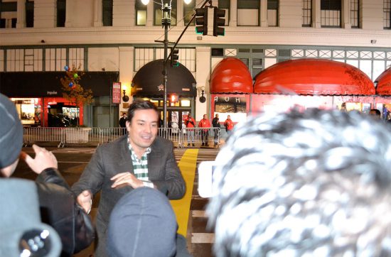 今週は、勝手に永六輔さんWEEKというとで、 著書『変じゃありませんか？』から、 コトバをお借りして、いろいろと考えてみたいと思います。 で、「変」ということに関して言えば、芸能界ぐらい変なところはありません。逆に言いますと、変なことが常識で、正常では通用しないという部分もあります。まあ、常識はずれとか非常識とかっていう言葉もありますけれども、しいて言えば「反常識」常識に反することが堂々と通用していきます。逆に、それが通用しないようでは、芸能界ではなかなか生き残れない。たとえばタモリの黒メガネしかり、あるいは歌も下手、踊りも下手、芝居も下手というたのきんトリオが圧倒的な人気をもってしまうっていうようなことを、これは変だと決めつけるわけにはいかないというのが芸能界です。もちろん変には違いないのだけれども、変だということを認めないと芸能界というのは通用しません。 芸能界では、女性と男性の間の人も活躍しています。 そういうのは芸能界のいい変ですよね。 テレビ番組内では、イジられたりもしていますが、 女性と男性の間の人が当たり前に存在することを 子どものうちに認識できる機会があるというのが、 芸能界（テレビ）の変のチカラです。 そういう変はどんどん広がるといいなあと思います。 マスコミのインタヴューで、「今、○○さんに何と言ってあげたいですか？」と、その場で言わせるのは変だと思いませんか？ 意地になって変えるべき変ではありませんが、 言われてみれば変ですね。 この現象は、「変」の３段重ねによって起きています。 メディアの変、芸能人の変、視聴者の変の３重構造です。 連絡手段のない、生きている人に対して、 テレビを通してメッセージを伝えるのは変ではないのですが、 記者の皆さまが、「故人○○さんに何と伝えますか？」と、 泣いている芸能人に語らせるのは、とても変です。 そして、その質問を当たり前のように受け入れて、 故人への大切な言葉をカメラの前で発言する 芸能人の方々よ、変ではありませんか。 そして、テレビの視聴者は、 まるで自分がその故人であるかのように テレビに耳を傾けているのです。 なんとも思わないでテレビを観ているのは、 変じゃありませんか？ それでは、今日も、明日も、明後日も、いい１日を。 変が続くのには、変の構造があるからかもしれません。 [alert]感想を送る[/alert]