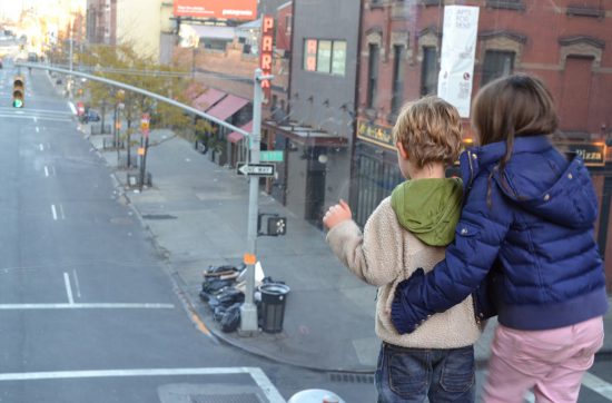 現在の日本の離婚率は、およそ３組に１組。 今まで１０組の結婚式に招待された人であれば、 ３組くらいは、離婚する可能性がある。 結婚するというと、和やかなムードになるのに、 離婚するというと、なぜこんなにも 周りの人が「ああだ」「こうだ」と言って、 いや〜なムードになるのでしょうか。 どちらもお互いの幸せのために出した決断なのにね。 その「なぜ」のヒントになることを、コンビ仲のいい 博多華丸・大吉の大吉さんが、言っていました。 ダウンタウンの番組で松本人志さんに対して、 「松本さんが想像しているよりも、 仲のいいコンビへの視聴者ニーズがありますよ」と、 ダウンタウンも仲良くしたほうがいいですよ、 というようなことを言っていたのです。 みんな、仲良しなところを見たいのです。 視聴者は、コンビの仲良しが見たい。 子供は、お母さんとお父さんの仲良しを見たい。 親は、娘と息子の仲良しを見たい。 結婚式の参加者は、新婦と新郎の仲良しが見たい。 まあ、結婚も離婚も、夫婦や家族間の話なので、 周りの「こうあってほしい」は関係ないのですが、 仲良しを見たい上での「ああだ」「こうだ」 なんじゃないでしょうか。 それでは、今日も、明日も、明後日も、いい１日を。 仲良しな様子は、見ているだけでうれしい。 [alert]感想を送る[/alert]