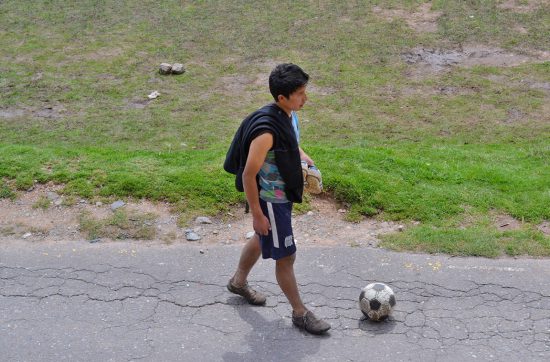 港区の小学校の横を通ると、 小学生ひとりと、警備員さんひとりが、 校庭でサッカーのパス交換をしていた。 小学生のへたっぴなパスを、 全力で追いかける警備員さんを見て いいなあと思ったんです。 この様子を他のひとが見たら、 「あなたは警備員なんだから、 学校や生徒を守ることに専念しなさい」 なんていうかもしれません。 警備員としての募集要項には、当たり前ですが、 「小学生とのサッカー」なんて項目はないでしょう。 そうな項目があったら、たのしいですけどね。 警備員という役割を超えて、 小学生をたのしませていて、 同時に自分もたのしんでいるのがよかったんです。 考えてみると、ひとは役割をこえた行為に、 感動したり、よろこんだりするのかもしれません。 雨の日に入った公民館のような場所で、 知らない掃除のおばちゃんが「これで体拭きな」と、 タオルを貸してくれて、 うれしかったのを覚えています。 もちろん、掃除のおばちゃんの役割に、 濡れているひとを見つけたら、 タオルを貸してあげること、なんてものはありません？ それは、やらなくてもいいけど、 あったらうれしい、おまけみたいなものです。 ぼくが大学を卒業して働いた会社は、 おまけの会社でした。 もしかしたら、そういう魅力を おまけに感じていたのかもしれません。 それでは、 おまけのように、役割をこえていこう。