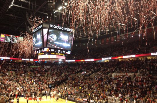 NBA（プロバスケットボール）のチーム 「ゴールデンステート・ウォリアーズ」の ファンであるマダムが、今おもしろい。 チームのスタジアムで、 ゲームの合間に彼女が踊っているところを、 スクリーンで紹介されたのが、はじまり。 彼女のノリノリなダンスをご覧ください。 My #dance vs the Lakers! Follow me for future dance cams! 💛💙 #dancing #moves #groove #dancemoms #Warriors #dubnation #gsw #nba #warriorsground Dance Cam Mom 💛💙さん(@dancecammom)がシェアした投稿 - 2016 11月 23 9:46午後 PST 観客が盛り上がること、盛り上がること。 あまりにも盛り上がるものだから、 クリスマスには、バスケットコート上にも招待され、 チアリーダーの方々とダンスを踊るまでに。 My #holiday dance! Merry #Christmas! 💙💛 #dancecammom #xmas #holidays #cheer #joy #merrychristmas #merryxmas #dance #dancing #dubnation #warriors #nba (repost: @gswdanceteam) Dance Cam Mom 💛💙さん(@dancecammom)がシェアした投稿 - 2016 12月 25 11:38午前 PST とどまることを知りません。 「ゴールデンステート・ウォリアーズ」の ファンから、写真をたくさん求められます。 At the Fan Zone on Saturday! Got to meet so many cool people. I used to be a teacher so it was a blast hanging out with all the kids! #allstarweekend #warriors Dance Cam Mom 💛💙さん(@dancecammom)がシェアした投稿 - 2017 2月 20 2:49午後 PST 彼女は、元先生だっていうんだから驚きです。 そして、今では、「ゴールデンステート・ウォリアーズ」の エース選手であるステフィン・カリーと一緒に、 オールスターゲームのプロモーション映像で 共演するまでになっています。 #Repost @stephencurry30 #NOLA fever had the best day groovin with Steph!!! 😜#stephencurry #splashbrothers #nola #allstarweekend #warriors Dance Cam Mom 💛💙さん(@dancecammom)がシェアした投稿 - 2017 2月 17 10:41午前 PST ファンがこんなにまで人気になるという、 シンデレラストーリーも、おもしろいんですが、 ファンも含めてチームっていうことが、 もっとおもしろいんです。 ファンも、チームの一員。 高校生の頃、バスケット大会に出たとき、 ぼくのお姉ちゃんが応援に来てくれました。 そのとき、お姉ちゃん２人とも アフロヘアーをしていたので、 ぼくのプレー以上に目立っていたなんてことがあります。 アフロ姿で応援するお姉ちゃんも、チームの一員でした。 それでは、今日も、明日も、明後日も、いい１日を。 アイドルとファン、お互いで場をつくる互創です。 [alert]感想を送る[/alert]