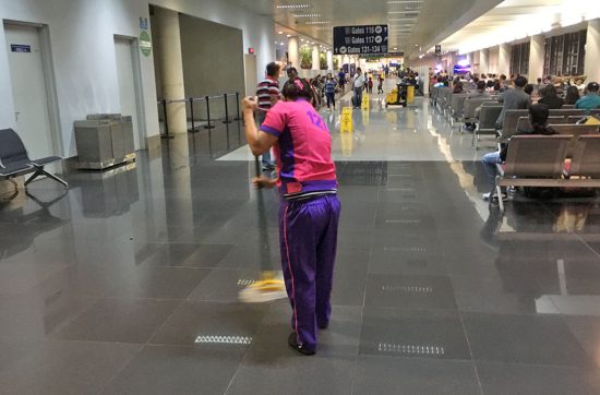 先日、マニラの空港に着いたとき、 背中に「３１１」と書いてある人に遭遇。 「なぜだ？」と思ったのもつかの間、 「４４５」「１７８」「３２１」と、 出てくる、出てくる３桁の数字が背中にある人たちが。 彼女たち、彼らの正体は、「janitors」。 空港を掃除する清掃作業員の皆さんでした。 フィリピン人に聞いたら、 「彼女たちはprisoner（囚人）じゃないよ」と 冗談を交えながら、 おそらく、空港の人が管理するために 背番号をつけているのだと教えてくれました。 フィリピン人は、背番号をつけるのが好きなようです。 ぼくが背番号で管理される清掃作業員なら、 あまりいい気はしないなあと思いながら、 スポーツの世界における永久欠番みたいなものが、 「janitors」の世界でもできたら、 もっと楽しい働き方ができるんじゃないかと妄想しました。 優秀なNBA（アメリカのプロバスケットボールリーグ） 選手の背番号が、スタジアムに飾られるように、 優秀な「janitors」の背番号が、 空港内に大きく飾られて、永久欠番になったら、 「janitors」も、うれしいですよね。 管理する側のにんげんは、管理すること以上に、 楽しんで働いてもらう方法を考えることに 力を注いだほうがいい結果をもたらすかも。 それでは、今日も、明日も、明後日も、いい１日を。 管理される側からの、小さなアイデアでした。 現在地点／英語のトレーニング中です。 にほんブログ村の「旅行ブログ」に参加しています。 よかったら、「見たよ」のあかしに、世界一周バナーをクリックして下さい。 　１日１回のクリックが応援になる仕組みです。 [alert]感想を送る[/alert]