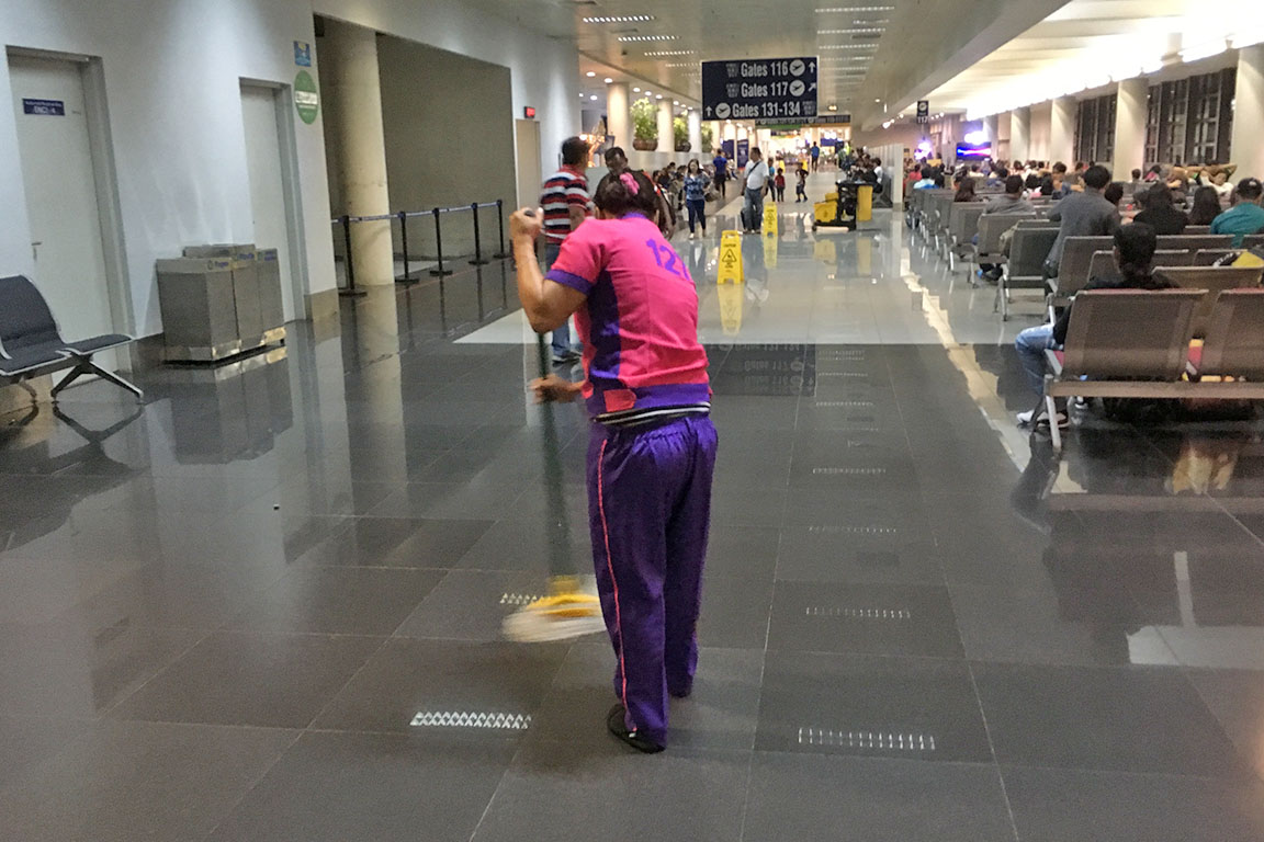 先日、マニラの空港に着いたとき、 背中に「３１１」と書いてある人に遭遇。 「なぜだ？」と思ったのもつかの間、 「４４５」「１７８」「３２１」と、 出てくる、出てくる３桁の数字が背中にある人たちが。 彼女たち、彼らの正体は、「janitors」。 空港を掃除する清掃作業員の皆さんでした。 フィリピン人に聞いたら、 「彼女たちはprisoner（囚人）じゃないよ」と 冗談を交えながら、 おそらく、空港の人が管理するために 背番号をつけているのだと教えてくれました。 フィリピン人は、背番号をつけるのが好きなようです。 ぼくが背番号で管理される清掃作業員なら、 あまりいい気はしないなあと思いながら、 スポーツの世界における永久欠番みたいなものが、 「janitors」の世界でもできたら、 もっと楽しい働き方ができるんじゃないかと妄想しました。 優秀なNBA（アメリカのプロバスケットボールリーグ） 選手の背番号が、スタジアムに飾られるように、 優秀な「janitors」の背番号が、 空港内に大きく飾られて、永久欠番になったら、 「janitors」も、うれしいですよね。 管理する側のにんげんは、管理すること以上に、 楽しんで働いてもらう方法を考えることに 力を注いだほうがいい結果をもたらすかも。 それでは、今日も、明日も、明後日も、いい１日を。 管理される側からの、小さなアイデアでした。 現在地点／英語のトレーニング中です。 にほんブログ村の「旅行ブログ」に参加しています。 よかったら、「見たよ」のあかしに、世界一周バナーをクリックして下さい。 　１日１回のクリックが応援になる仕組みです。 [alert]感想を送る[/alert]
