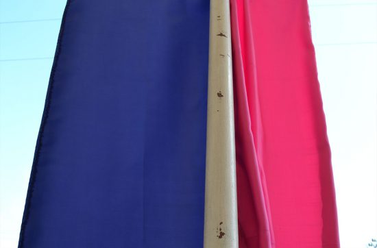 英語では、かんたんな解決策を見つけることを、 「wave a magic wand」なんて表現をすることがある。 直訳すると「魔法のつえをふる」というような意味です。 こんなような、表現をイディオムと呼んで、 イディオムは、慣用語、熟語、個性的な言葉の表現です。 イングリッシュ・イディオムの先生が、 イディオムを学ぶ意義について 「make it more colrful」と教えてくれました。 日本語にすると、イディオムを使うことで、 「もっと、カラフルになるよ」っていうような ことだと思うのですが、 この表現、とてもステキだなあと。 「魔法のつえをふる」なんて表現をしなくても、 「かんたんな解決策を見つける」で、こと足りる。 機能としては、白黒でも事足りるんですよ、きっと。 でも色づけされていると、もっといいじゃないですか。 音楽なんかも、きっとそうなんじゃないかなあ。 なくても生きていくには機能には支障ないかもしれないけど、 音楽あるとLIFEが、もっと色づくのです。 音楽以外にも、いろんなことで、同じことが言えそうです。 色のない世界は、なんだかつまらんです。 さあ、もっともっとカラフルな日常を。 それでは、今日も、明日も、明後日も、いい１日を。 色気なんてのも、あるとうれしいものですね。 現在地点／英語の再勉強しています。 にほんブログ村の「旅行ブログ」に参加しています。 よかったら、「見たよ」のあかしに、世界一周バナーをクリックして下さい。 　１日１回のクリックが応援になる仕組みです。 [alert]感想を送る[/alert]
