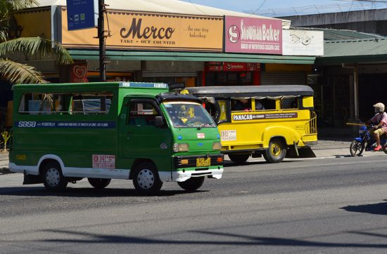ジプニー (jeepney) とは、フィリピンの全土でみられる乗合タクシーである