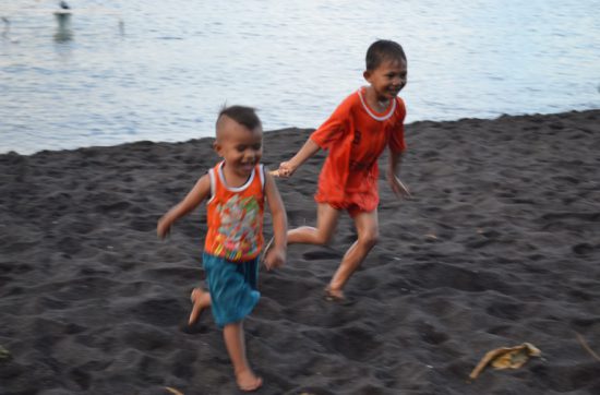 Tangkoko Ranger Homestayという 同じ宿に泊まっているオランダ人家族がいたので、 マリファナだとか、売春だとか、 「オランダって自由なイメージがある」 ってことを話しすると、 「マリファナやってるのは一部だよ」 なんて言っていた。 まー考えてみれば、タバコが合法の日本だって タバコを吸っているのはほんの一部ですよね。 でもそれが、合法であるだけで、 なんだかみんなが吸っているんでないかという 変な考えが生まれていたのだ。 LGBTについても聞いてみると、 「LGBTの結婚を世界でいちばん最初に認めた国だよ」 ってことも教えてくれた。 「じゃあ、LGBTに対する差別はないの？」 なんて質問をしてみると、 「そんなことはない、まだあるよ」 「でも私のLGBTの友人も結婚したよ」 なるほど、LGBTに敬意を示す法律があるだけで、 まだまだ人間同士のコミュニケーションのなかには 偏見が存在するのだ。 でも、身近な友人が女性同士で結婚したという経験は、 LGBTの方々への理解を縮めるちからになるよなあ。 それでは、今日も、明日も、明後日も、いい１日を。 日本もいつかはLGBTの結婚を認めることになる。 この時の地点／タンココ自然保護区 にほんブログ村の「旅行ブログ」に参加しています。 よかったら、「見たよ」のあかしに、世界一周バナーをクリックして下さい。 　１日１回のクリックが応援になる仕組みです。 [alert]感想を送る[/alert]