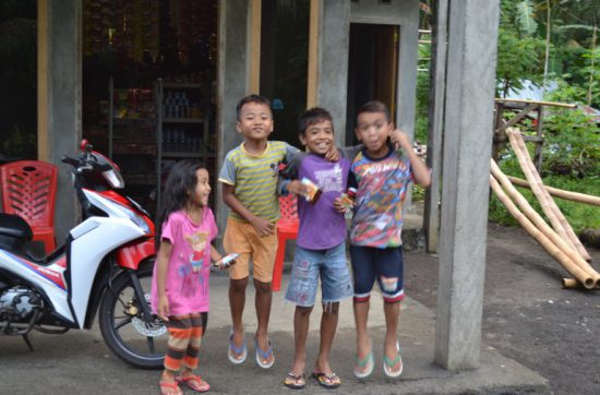 タンココを散歩をしていて、 ホテル近くの子どもたちの写真を撮影した。 「Saya Hiro」（私はヒロです）と、 自己紹介すると、みんなが名前を教えてくれた。 かわいい子どもです。 タンココの端っこにゲートまで歩いて帰ってきたのだが、 それでは、今日も、明日も、明後日も、いい１日を。 バイクに乗れる自由には、危険が寄りそってもいる。 この時の地点／タンココ自然保護区
