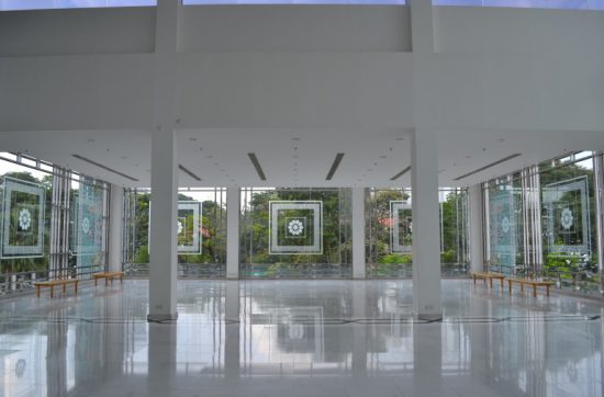 『ISLAMIC ARTS MUSEUM MALAYSIA』に行ってきた。 イスラム調のデザインがほどこされた 剣や鎧、装飾品や、衣装などが展示されていて、 「デザインの魂は細部に宿る」 そんなことが実感できるような展示でした。 その時代、その時代の職人たちが、 丁寧に時間をかけて作ったたんだろう。 印象に残ったのは、イスラーム教の聖典コーランや、 カレンダーを持ち運びやすいように小さくしたもの。 人間技とは思えないほど小さな字が書かれている。 どんなところでも、持ち運べるように できるだけ小さくしたのでしょう。 仏教においても、懐中仏という個人が運べる ポケットサイズの仏が作られてきた。 昔の時代から個人でいつでも利用したいと思うモノは、 小さくするというアイデアが存在した。 そう考えると、パソコンがスマートフォンに 変化したのは、必然だったんだろうなあ。 これから小さくなるのは、なんなんだろう。 車はどうだろうか。 Uberがある意味で車の持ち運べを実現している。 人間には自然が必要だ。 木はどうだろうか。すでに盆栽が存在する。 ポケットに入る盆栽はまだないかもしれない。 水はどうだろうか。 小さくするというアイデアがある一方で、 大きくするというアイデアがある。 大仏だとか、大きなモスクだとか、 大きくすることで、人が集まるようになる。 それでは、今日も、明日も、明後日も、いい１日を。 小さくする、大きくする、これもアイデアだ。 現在地／クアラルンプール にほんブログ村の「旅行ブログ」に参加しています。 よかったら、「見たよ」のあかしに、世界一周バナーをクリックして下さい。 　１日１回のクリックが応援になる仕組みです。 [alert]感想を送る[/alert]