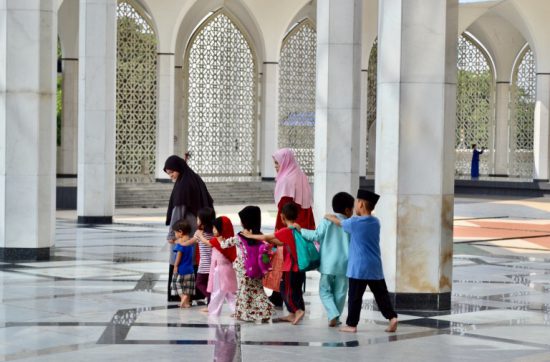 「Sultan Salahuddin Abdul Aziz Mosque」での一場面。 宗教がちがっても、 こどもたちのこういう景色を ほほえましく思うのは、同じじゃないかなあ。 それでは、今日も、明日も、明後日も、いい１日を。 こんなにも背の高さのちがう子供たちが 一緒にいるのってあまりないよね。 現在地／ジョージタウン にほんブログ村の「旅行ブログ」に参加しています。 よかったら、「見たよ」のあかしに、世界一周バナーをクリックして下さい。 　１日１回のクリックが応援になる仕組みです。 [alert]感想を送る[/alert]
