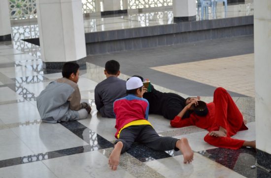 「Sultan Salahuddin Abdul Aziz Mosque」での一場面。 ありとあらゆるものの効率化が進んでも、 人と人が仲よくなるには、 こういうダラダラとした字余りのような時間が必要だ。 そういう時間を一緒に過ごすことで、 お尻を枕にしても、 なんとも言われなくなるのだろう。 それでは、今日も、明日も、明後日も、いい１日を。 お尻を枕にできる友だちはいますか？ 現在地／ジョージタウン にほんブログ村の「旅行ブログ」に参加しています。 よかったら、「見たよ」のあかしに、世界一周バナーをクリックして下さい。 　１日１回のクリックが応援になる仕組みです。 [alert]感想を送る[/alert]