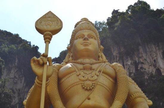 「Batu cave（バトゥ洞窟）」に行ってきた。 ヒンドゥー教の聖地とも呼ばれる場所。 この場所には、インド人にとってサルが 神聖なものであることを知ったか知らずか、 サルが大きな態度をして住んでいる。 サルも、紆余曲折あって、 この住みやすい場所に行き着いたんだろうな。 ・洞窟のなかには、ヒンドゥー教の寺院が 建てられていて、教徒が祈りを捧げていた。 マチュピチュなんかもそうだけど、 こんな自然の洞窟によく人口建築をしたもんだあなと思う。 そして、ぼくはどうやら、この自然と人間が つくったものが交わる感じが好きなようだ。 もちろん人間も自然の一部なんですが、 曲線しかない自然と、直線的な人口物と。 自然のおかげで、やわらかくなる。 居心地がよくなる。予想できなくなる。 コンクリート建築よりも、木で作られた建物 のほうが、居心地がいいのも同じですよね。 それでは、今日も、明日も、明後日も、いい１日を。 そもそも木は、ぼくらに酸素をくれてるんでした。 現在地／ジョージタウン にほんブログ村の「旅行ブログ」に参加しています。 よかったら、「見たよ」のあかしに、世界一周バナーをクリックして下さい。 　１日１回のクリックが応援になる仕組みです。 [alert]感想を送る[/alert]
