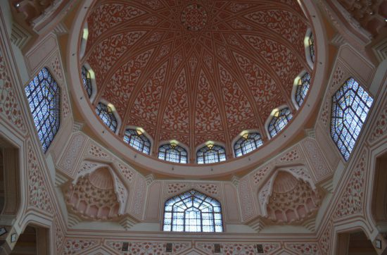 シャーアラムにある 「Sultan Salahuddin Abdul Aziz Mosque」 クアラルンプールにある 「Masjid Negara」 プトラジャヤにある 「Masjid Putra」と、 マレーシアにある３つのモスクを見に行きました。 外側だけでなくて、内側のインテリアや、 カリグラフィーもおうつくしいモスク。 宗教というとお固いイメージがありましたが、 ムスリムの人にとって居心地のいい場所だあなと思った。 大きくて、きれいで、天井が高くて、 涼しくて、リラックスできる場所。 学生も寝っころがってます。 こんな例えは怒られるかもしれませんが、 まるでイオンモールのような感じでしょうか。 イオンモールに本屋さんがあるように、 図書館が設置されていたり、 イオンモールにABCクッキングがあるように、 日本語などの言語を学べる教室がある。 イオンモールに子供たちの遊び場があるように、 子供用の滑り台が設置されている。 案内してくれた人が、「男性の場合、金曜日は、 モスクに来なければならない」と言うので、 「絶対なの？」と聞き返すと、 「調子悪いときや、移動で来られないときは、 違う日に来れば大丈夫」と教えてくれた。 逃げ道が作られているのです。 それでは、今日も、明日も、明後日も、いい１日を。 厳しすぎるのは、続かないですよね。 現在地／ジョージタウン→グラビー にほんブログ村の「旅行ブログ」に参加しています。 よかったら、「見たよ」のあかしに、世界一周バナーをクリックして下さい。 　１日１回のクリックが応援になる仕組みです。 [alert]感想を送る[/alert]