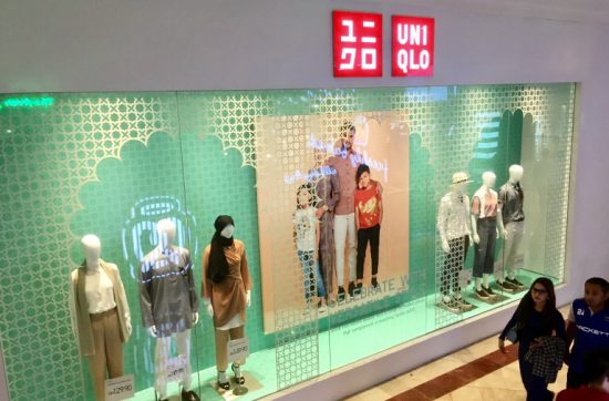「あっ、ユニクロだ」 ぼくは、日本人なだけあって、 知ってる日本のブランドを海外で目にすると、 ここでも活躍してるんだと、うれしくなる。 でも、このユニクロは、日本で見るユニクロと ちょっと違うぞ。 イスラームを意識したマネキンや、広告写真、 ショーウィンドウがデザインされている。 外務省のデータによると、さすが国教なだけあって、 マレーシアの宗教の６１%が、イスラーム教だ。 国の人口の半分以上がイスマーム教だから、 その人々に対する提案が必要。 世界で活躍しているユニクロも、 日本で展開しているものをそのまま展開ではなくて、 その国の文化に寄り添っているのです。 「これ、すごいでしょ」じゃなくて、 「でしたら、ここは微調整しますね」の姿勢です。 それでは、今日も、明日も、明後日も、いい１日を。 永遠の微調整です。 現在地／グラビー にほんブログ村の「旅行ブログ」に参加しています。 よかったら、「見たよ」のあかしに、世界一周バナーをクリックして下さい。 　１日１回のクリックが応援になる仕組みです。 [alert]感想を送る[/alert]