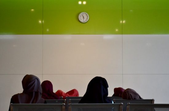 マレーシアの「Bandar Tasik Selatan Station」 バスターミナルでの一場面。 ２０１７年は、５月２６日から、 ６月２４日までがラマダンでした。 ラマダンの間、ほとんどのイスラーム教徒が、 日の出から日没まで食べ物と飲み物を絶っています。 そして、この日は、ラマダン最終日。 みんなお疲れのようで、あまたが傾いています。 よく見ると、時計も傾いています。 時計だって１分に１回は動くんだから、ていへんだ。 それでは、今日も、明日も、明後日も、いい１日を。 これを読んでくれているひとにも、お疲れさまです。 現在地／バンコク にほんブログ村の「旅行ブログ」に参加しています。 よかったら、「見たよ」のあかしに、世界一周バナーをクリックして下さい。 　１日１回のクリックが応援になる仕組みです。 [alert]感想を送る[/alert]