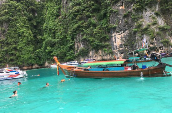タイの南部、グラビーにある 「Phi Phi Islands」に行ってきました。 ディカプリオさまが出演した映画 『The Beach』のロケ地にもなった場所です。