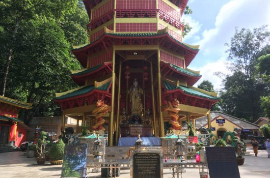 せっかくなので、お寺の近くを歩いてみると、 お寺の裏で托鉢をしているではありまんか。