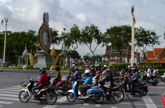 マレーシアからタイの国境を越えると、 すぐにある男性の顔が道端のメディアに現れる。 そのタイでの露出量たるや、日本の人気者、 マツコ・デラックスさんと、錦織圭さんを 足してもかなわない。 バンコクでの、露出量はさらに増える。 よくもこんなに、看板があったなあと思うくらいだ。 ありとあらゆる看板に彼の顔が登場するので、 パチパチと写真を撮っていると、 運転手が「キングだよ」と教えてくれた。 その男性の正体は、プミポン国王で、 ２０１６年の１０月に、亡くなったようだ。 将棋界のレジェンド加藤一二三 九段 通称「ひふみん」ではなく、プミポンだ。 よく看板を見てみると、白黒のもが多く、 街にも白黒の幕が建設物の柵につけられている。 屋台で相席になったおばちゃんの黒いシャツの胸には、 「KING FOREVER」の刺繍があしらわれ、 タイでの乗り合いタクシー、ソンテウの屋根には、 プミポン国王のステッカーが貼られていて、 たまたま入った小さなカフェの壁には、 プミポン国王の写真と白黒のリボンが、 仏壇のように飾られている。 タイの国王に対する、想いを感じた。 「ひふみん」のように、 とても愛されていた「プミポン」なんだろう。 それでは、今日も、明日も、明後日も、いい１日を。 プミポンという、名前が愛されるに決まってる。 このときの場所／タイ バンコク 現在地／カンボジア プノンペン にほんブログ村の「旅行ブログ」に参加しています。 よかったら、「見たよ」のあかしに、世界一周バナーをクリックして下さい。 　１日１回のクリックが応援になる仕組みです。 [alert]感想を送る[/alert]