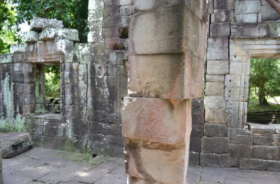 タイからカンボジアの国境をバスで越えた。 陸地でつながっているにもかかわらず、 カンボジアに入ると別の景色があった。 国境線のすぐ近くで、ちんちん丸出しで、 赤土にある水たまりでうれしそうに 遊んでいる２歳ほどの子どもや、 ポケットを触ってくる目のほとんど見えてないと 思われる３歳くらいの子どもが現れた。 タイでも、こういう子もいるのかもしれないが、 ぼくは見かけなかった。 そして、アンコールワットなどの遺跡群を周り、 歴史に残る大きな建築遺跡だって、 １つ１つの石やレンガを積み重ねて、 できてるだんだなあと、思った。 そんなの当たり前じゃないかと思うかもしれないが、 よく見ると、小さな石の単位で、あれだけ 大きなものができているというのは、驚きだ。 場所によって、石の積み重なりがずれていて、 それを強く感じさせる。 彫刻だってコツコツと作業をしたことで、 できあがったのだ。 遺跡群を見た夜の日、ナイトマーケットで、 自分の背丈と同じくらいの黒いゴミ袋を持ちながら、 道にあるゴミ袋をあさっている子ども２人組を見かけた。 外国人に「ワンダラー」と言って、 お金を求めることもできるだろう。 コツコツと、ゴミを拾い、お金をもらうことを選んだのだ。 その強さはうつくしく、見えた。 それでは、今日も、明日も、明後日も、いい１日を。 このときの場所／カンボジア シェムリアップ 現在地／クアラルンプール にほんブログ村の「旅行ブログ」に参加しています。 よかったら、「見たよ」のあかしに、世界一周バナーをクリックして下さい。 　１日１回のクリックが応援になる仕組みです。 [alert]感想を送る[/alert]