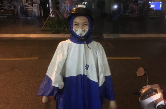 小学生１年生のころだろうか、 「友だち１００人できかるかな？」 という曲を歌ったのを覚えている。 １００人という単位は、たくさんという 意味で、きっと、友だちたくさん作ろうよ といようなことで歌ったのだろう。 フィリピンの学校で友だちになった ベトナム人の女性、ルージーさんと ホーチミンシティーで会うことができた。 彼女に会って、あらためて、 友だちとは、いいものですなあと思ったの。 彼女は、妹がいるせいか、 年下なのにぼくに対しても姉御肌が強く、 仕事おわりの平日２日も含め、 ３日間にわたって、街をバイクで案内してくれた。 このレタスの花は国花で、泥の中から、 成長して綺麗な花を咲かすから、 這い上がることができることを教えるとか、 ホーチミンの人が、外にある芝生の上で コーヒーを飲むのが好きなのは、 リラックスできるし、コーヒーを中で飲むより、 安く買えるからとか、 ハノイの人はヘルメットを被ってない人が多く、 その理由は彼らは政府関係者が多く、 道で警察に止められても、 「ぼくのお父さん、政治家だよ」と言って、 捕まえることができないなど、 ベトナムのいろいろを教えてくれた。 これらの情報は、もしかしたら、 Googleでキーワードを入力すれば、 かんたんに出てくるのかもしれない。 でも、そのキーワードがわからないぼくは、 検索することができない。 彼女は、その場所、その場所で、 ぼくが好奇心を抱いたものやことに対して、 わかることを教えてくれた。 ベトナムの文化のいろんな入り口を つくってくれたのです。 その入り口が、人生を変えるような 冒険につながる可能性だってあると思う。 世界には、音楽が好きな友だちの 「The Beatles」 クスリをやるような、わるい友だちだったら、 その入り口から抜け出せない場合だってある。 それでは、今日も、明日も、明後日も、いい１日を。 モンキークライムは、出入り自由でございます。 このときの場所／ベトナム ホーチミンシティー 現在地／ にほんブログ村の「旅行ブログ」に参加しています。 よかったら、「見たよ」のあかしに、世界一周バナーをクリックして下さい。 　１日１回のクリックが応援になる仕組みです。 [alert]感想を送る[/alert]