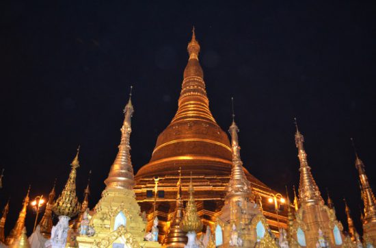 ミャンマーのヤンゴンにある 黄金に輝く大きな寺院 「Shwedagon Pagoda」に行ってきた。 ホステルに着いて、１８歳の男の子スタッフに 「シュエタゴン・パゴダに行ってきたよ」 と話すと、 ミャンマー仏教のいろいろを教えてくれた。 「へー」と思えたものを、ここに箇条書きするよ。 ・ミャンマーでは、一生に最低２回は、 僧侶にならなければいけない。 ぼくは１３歳で１回なって、 次は２０歳になったらなるよ。君は？ （ピュアな瞳で聞いてくる） ・パゴダには、フリーブックという 誰でも呼んでいいミニ冊子が置いてあって、 それを使って無料で勉強できるんだよ。 冊子の内容は、宗教、政治、歴史、健康など があって、４割近くの学校にいけない人でも 学べる機会があるよ。 ・中にある寺院の前で、何かを言っている女性は、 金箔や寄付をお願いしていて、 彼女たちはみんなボランティアなんだ。 ぼくも掃除のボランティアをやったことあるよ。 ・仏教は、ティヤワラ派とマハヤナ派と 大きく２つに分かれていて、一番の違いは、 ティヤワラ派は来世信じていて、 マハヤナ派は来世を信じていないということだね。 （ぼくは、真ん中らへんだろうか） ・僧侶の名前は、レベルが高くなればなるほど 長くなっていくんだ。 ４つのセンテンスになるくらい長いよ。 「ゴールデンロック」についても聞いてみた。 ーどうやってゴールデンロックって、できたの？ ・５０年以上瞑想を続けた僧侶がチカラをえて、 ゴールデンロックを手を使わずに念力で動かしのさ。 ー今の時代でも、そんなすごい僧侶はいるの？ ・彼らは街に姿を出さない。 人にチカラを見せてしまうと、 チカラがなくなっちゃうんだ。 ーなんでそんなに仏教に詳しいの？ ・学校でも仏教のことを勉強するけど、 希望すれば、僧院で僧侶にもっと教えてもらえる。 ぼくはポライトでいたいからね。へへへ。 すごいぜ、１８歳。 それでは、今日も、明日も、明後日も、いい１日を。 僧侶になる気は、今のところないです。 このときの場所／ミャンマー ヤンゴン 現在地／インド コルカタ にほんブログ村の「旅行ブログ」に参加しています。 よかったら、「見たよ」のあかしに、世界一周バナーをクリックして下さい。 　１日１回のクリックが応援になる仕組みです。 [alert]感想を送る[/alert]