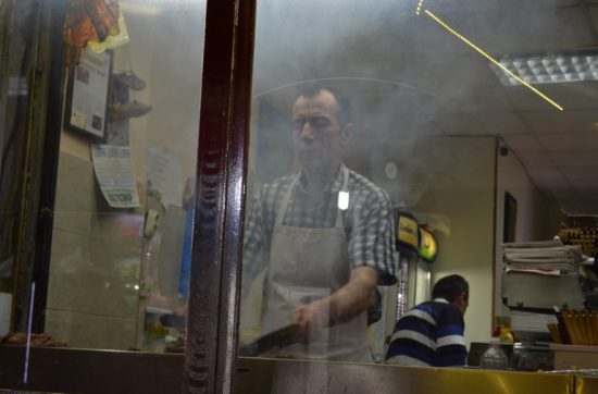 マケドニアのオフリドで夜ごはんを食べようと、 にぎわっているローカルレストランに入り、 「入れます？」と店員さんにたずねる。 「いっぱいです。」ということで、 他のお店を探そうと立ち去ろうとしたとき、 渋いおじさんが「よかったら、 この席に座りなよ」と言ってくれたので、 おじさんの座るテーブルについた。 映画『００７』のボンド役ダニエル・クレイグ という俳優をやわらかくした感じの、 黒いレザージャケットを着ていて、 紐付きのメガネをかけているおじさんだ。 おじさんがマケドニアのチーズを分けてくれた。 うん、濃厚でおいしい。 この街に住んでいるというおじさんが 「この街はどうだい？」と聞くので、 「うつくしい街ですね。これから日本人も、 もっとたくさん来るよ。」と言った。 「そうか、でも観光は９月までだな。 １０月になると冬になるからなあ。 冬になるとぜんぜん稼げないんだ。」と言う。 おじさんの友だちのなかには、 月に２００ユーロ（約２６，５００円）と 低い給料でやりくりしてる人もいるという。 だから、子供や親戚なんかが海外に出て、 仕送りをしないとやっていけないんだとか。 仕送りのない家庭なんかは、 「２００ユーロでどうやって生きていくんだ」 とおじさんが熱く語る。 優秀な人が外に出てしまい、 その場所が育たないというのは、 どこの国や、田舎でも同じだ。 「アルメニアでも、優秀な人が外に出て、 国が育っていないと聞いたことがあるよ」 とぼくが言うと、 おじさんは「ああ同じ問題だな。 でも、アルメニアとは違う部分もある。 われわれは人が困っていたら、 助けるような人柄をもっているんだ。」 おやじ、自分の国を買いかぶってるな、 と思うかもしれないが、そんなこともない。 確かにマケドニアは、困っていそうなときに 話しかけて教えてくれる国だ。 教会に行ったら、 ここでお祈りをするんだというおじさんがいた。 トイレの洗面台で水がでないとき、 ここを押すんだと教えてくれた。 お店で買い物すると、必ず「ありがとう」 「バイバイ」と言ってくれる。 静かに、やさしい人が多い。 そして、おじさんは５つの言語を 話することができるのだと言う。 「すごいね」と言うと、 他の人も５歳から教育を受けていて、 割と普通に複数の言語を話せるのだとか。 たしか、マケドニア語、トルコ語、英語、 ドイツ語、フランス語だったような。 冬の観光客減少問題と、 優秀な人が外国へ行ってしまう問題は、 ちょいと脇に置いておいて、 日の当たる場所を見てみると、 この国すごいポテンシャルもってるかも。 「うつくしい景色」と、おじさんの言う 「ホスピタリティー」と「５つの言語」が 掛けあわされば、きっとこの街は もっともっと人でにぎわうだろう。 それでは、今日も、明日も、明後日も、いい１日を。 日の当たる場所を見ると、 なんでもポテンシャルがあるかも。 このときの場所／マケドニア オフリド 現在地／エジプト にほんブログ村の「旅行ブログ」に参加しています。 よかったら、「見たよ」のあかしに、世界一周バナーをクリックして下さい。 　１日１回のクリックが応援になる仕組みです。 [alert]感想を送る[/alert]