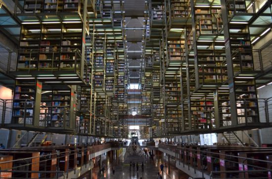 メキシコシティにある図書館 「Biblioteca Vasconcelos （バスコンセロス図書館）」に入ったら、 ミライの空気を吸い込むことができた。 １９６０年生まれのメキシコの建築家、 Alberto Kalach（アルベルト・カラチさん） によって設計されたこの図書館。 かっこよさを説明するのに、コトバは不要です。 さあ、ご覧ください。ミライを。