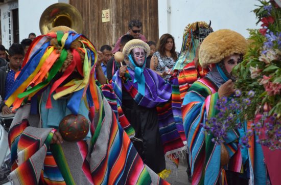 メキシコの東のほう、チアパスにある サン・クリストバル・ラス・カサスを 朝８時くらいに歩いていたときも、 オアハカのようにパレードが行われていた。 朝でも大音量の演奏をしながら、 金色のアフロヘアのカツラと仮面を かかぶった人たちが踊ったり、 天使の格好をした子どもたちの乗った台車が 人通りの少ない通りを進んでいた。 オアハカの結婚パレードとはちがい、 「VIRGEN DE OCOTOLAN」という 看板がクルマに掲げられていて、 マリアさまのような人形もあったことから、 どうやらキリスト教に関わるパレードのようだ。 （オアハカの結婚式もキリスト教だけどね） パレードを撮影した写真のなかで、 印象に残っている写真が１枚ある。 メキシコの文化でもある、ルチャ・リブレ、 日本でいうプロレスのマスクをかぶった少年が ハートの風船をもって歩いている姿の写真だ。 で、なぜこの写真が印象に残っているかというと、 ぼくがいいなあと思ったコトバ、 「No violence, just dance」と シンクロする部分があるからだ。 暴力的なプロレスのマスクと、 ハートの風船をもって踊りながら歩く様子が コトバと重なったのだ。 （プロレスは暴力的だけど、観客にとっては 平和的なエンターテイメントでもありますが） 脇道にそれるけど、この写真をFacebookに投稿したら、香港の友だちが 「Mexico facekini? 」とコメントをしてくれた。 これは中国人が海で顔を日焼けしないために 発明したプロレスラーみたいなマスクのことです。 ビキニを着ながらこのマスク、すごいよなあ。 実際に中国の海に行って観て観たくなるもん。 でね、このコトバは、 パリコレモデルを目指す女性を追いかける ドキュメンタリー番組を観ていたときに、 パリコレに出展しているどこかのブランドが シーズンよコンセプトにしていたものだ。 「No violence, just dance」 誰かを傷つけるんじゃなくて、ただ踊ろうよ。 韻を踏んでいるかっこよさがなくなるけど、 あえて日本語に訳すとしたら、 こんな感じだろうか。 誰かを傷つけるために、時間もあたまも コトバも手足も使うんじゃなくて、 踊るために、時間もあたまも コトバも手足を使っていく。 踊るってのは、たのしむっこと。 ぼくは、こう時間とあたまと コトバと手足を使いたい。 それでは、今日も、明日も、明後日も、いい１日を。 その踊りで、だれかを楽しませることができたら、 尚いいよね。 このときの場所／メキシコ チアパス 現在地／エルサルバドル サンミゲル にほんブログ村の「旅行ブログ」に参加しています。 よかったら、「見たよ」のあかしに、世界一周バナーをクリックして下さい。 　１日１回のクリックが応援になる仕組みです。 バナーをクリックするだけで投票完了です。 [alert]感想を送る[/alert]