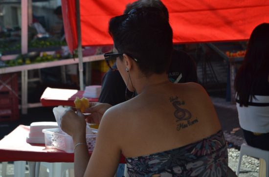 ブラジルに来ると、細やかなチリチリパーマ にしている人や、アフロヘアーの人が多い。 みんなよく似合っている。 そして、タトゥーをしている人も 男女関わらずたくさんいる。 電車に乗っていると料理を保存するときに使う ラップを腕に巻いている人を見かける。 きっと、タトゥーしたてなのかなあと想像をする。 以前、コスタリカのホステルで会った これから日本に行くという女性は、 自分の腕に入ったタトゥーを心配していた。 これがあると温泉に入れないんじゃないかと。 タトゥーを見せてもらうと３cmにも満たない 小さな黒猫が白い腕に刻まれていた。 これくらい大丈夫でしょ、と思ったが、 心配なら何かで腕をカバーすればいいと アドバイスをした。 カラダにタトゥーをいれている人を パブリックな温泉に入れさせないルールは、 ヤクザのあんちゃんを目の前にして 入店を断るのを防ぐ策なんだろうけど、 それにしても日本はタトゥーに対する寛容が低い。 あたりまえだけどタトゥーのあるなしで、 ニンゲンに大きな違いはない。 むしろ、タトゥーをしている人は 自分のカラダを痛めてまでも 「好き」な何かがあると考えることもできる。 自分のカラダの一部にしたいほど、蝶々が好き。 ドラゴンボールの悟空が好き。 ごわごわした模様が好き。 ドクロマークが好き。 地元のサッカーチームが好き。 ブラジルのホセ・マウリシオさんは、 自分が応援するリオデジャネイロの プロサッカークラブ 「Clube de Regatas do Flamengo」の 赤と黒のユニフォームのタトゥーを 上半身前と背中にいれて、 まるで裸になるとユニファームを着ている 選手のようになってしまった。 これには賛否両論あるらしいけど、 他の誰がどう思おうがわたしはこれが好きと、 「好きな何か」がある人は魅力的だ。 （犯罪的なものはもちろんぬいてね） それを表現するのはタトゥーだけじゃないけど。 それでは、今日も、明日も、明後日も、いい１日を。 ぼくは嫌いなものより、好きなものを話す人が好き。 このときの場所／ブラジル サンパウロ 現在地／フランス パリ にほんブログ村の「旅行ブログ」に参加しています。 よかったら、「見たよ」のあかしに、世界一周バナーをクリックして下さい。 　１日１回のクリックが応援になる仕組みです。 バナーをクリックするだけで投票完了です。 [alert]感想を送る[/alert]